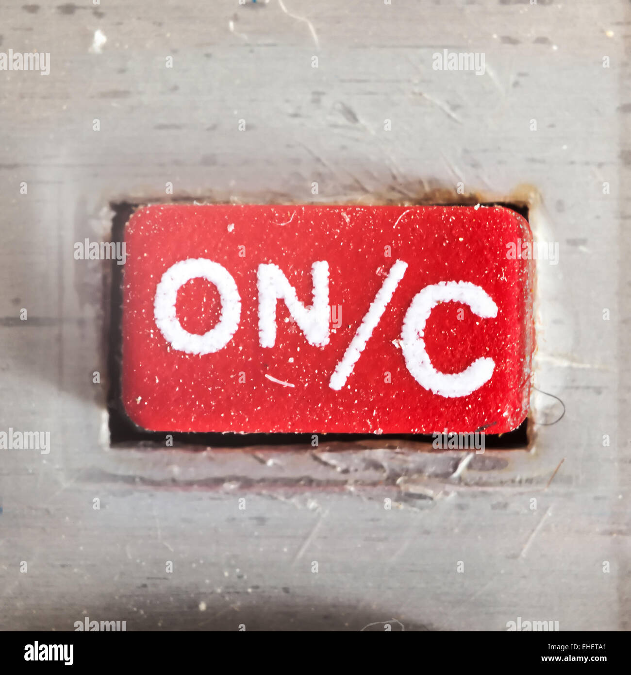 Vieux sale et poussiéreux avec bouton caoutchouté sur le symbole écrit sur elle, partie d'une ancienne calculatrice. Banque D'Images