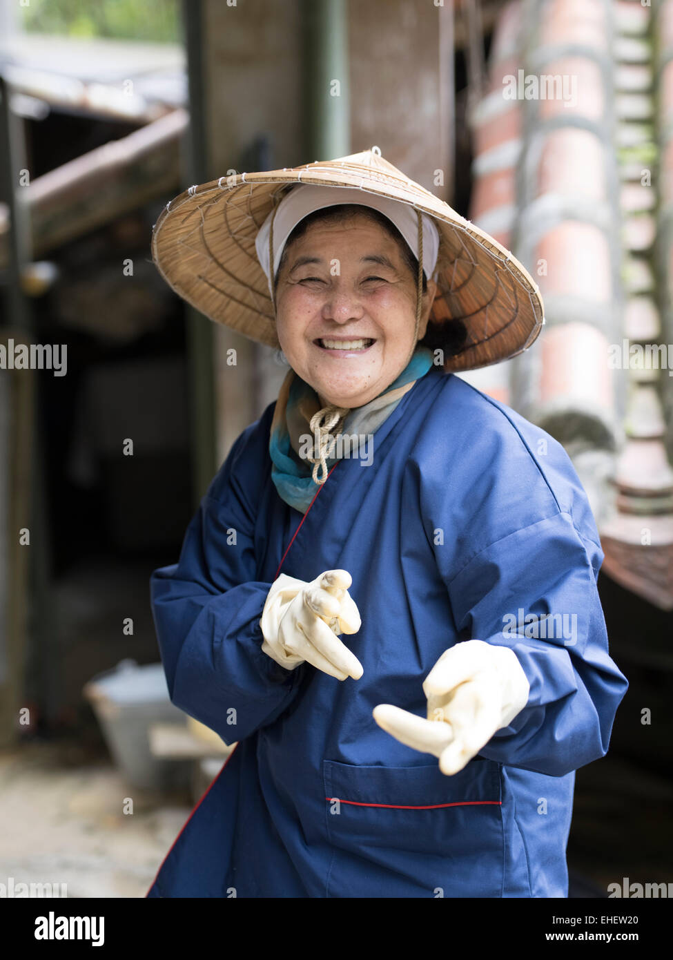 Personnes âgées femme Okinawan / farmer vêtu du costume traditionnel chapeau conique, Ginowan, Okinawa Banque D'Images