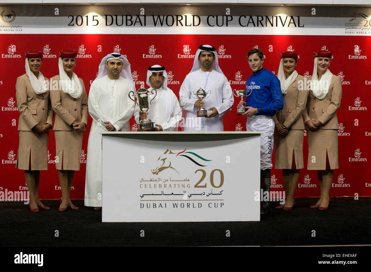 L'hippodrome de Meydan, DUBAÏ, ÉMIRATS ARABES UNIS. 7 mars, 2015. Les trophées sont présentées après l'histoire de l'Afrique gagne Al Maktoum Challenge Round 3 - i Banque D'Images