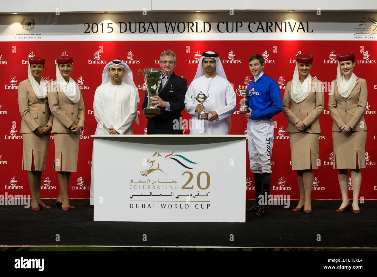 L'hippodrome de Meydan, DUBAÏ, ÉMIRATS ARABES UNIS. 7 mars, 2015. Remise des prix avec Saeed bin Suroor et James Doyle après lumière Chasseurs gagne Grou Banque D'Images