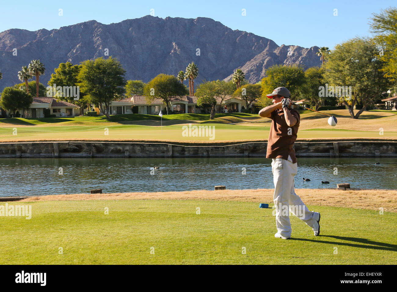 Les hommes jouent sur le terrain de golf Banque D'Images