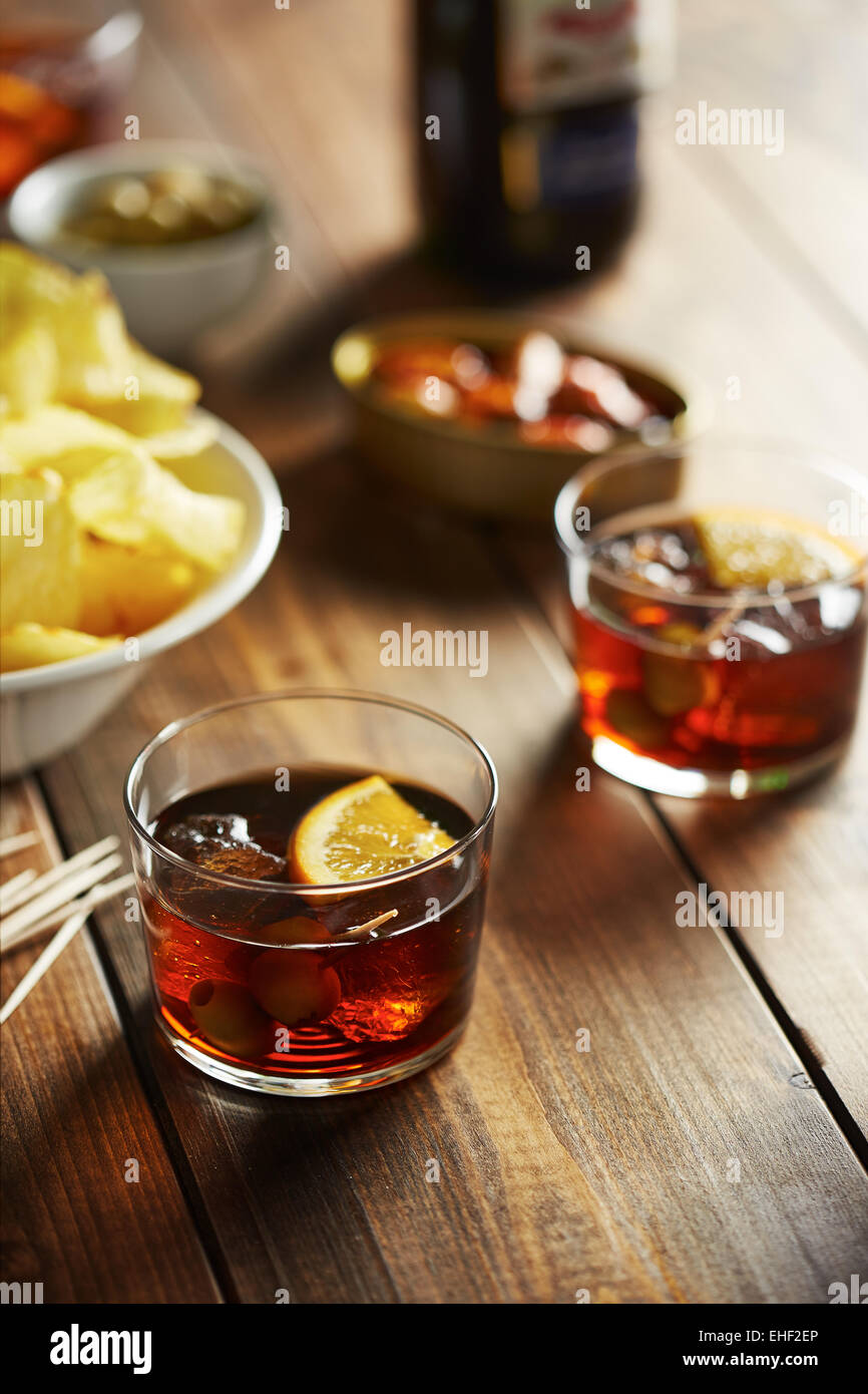 Verre à bière avec des apéritifs tels que les olives, chips de pomme de terre et les moules Banque D'Images