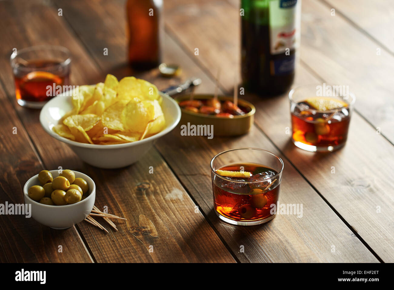Verre à bière avec des apéritifs tels que les olives, chips de pomme de terre et les moules Banque D'Images