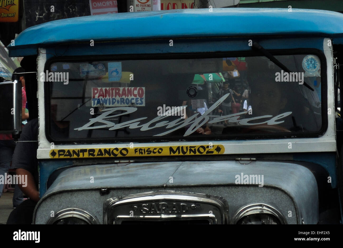 Un jeepney Philippines pilote recherche à son rétroviseur en attendant les passagers à l'extérieur le long du marché Munoz Avenue Roosevelt. (Photo par Richard James Mendoza / Pacific Press) Banque D'Images