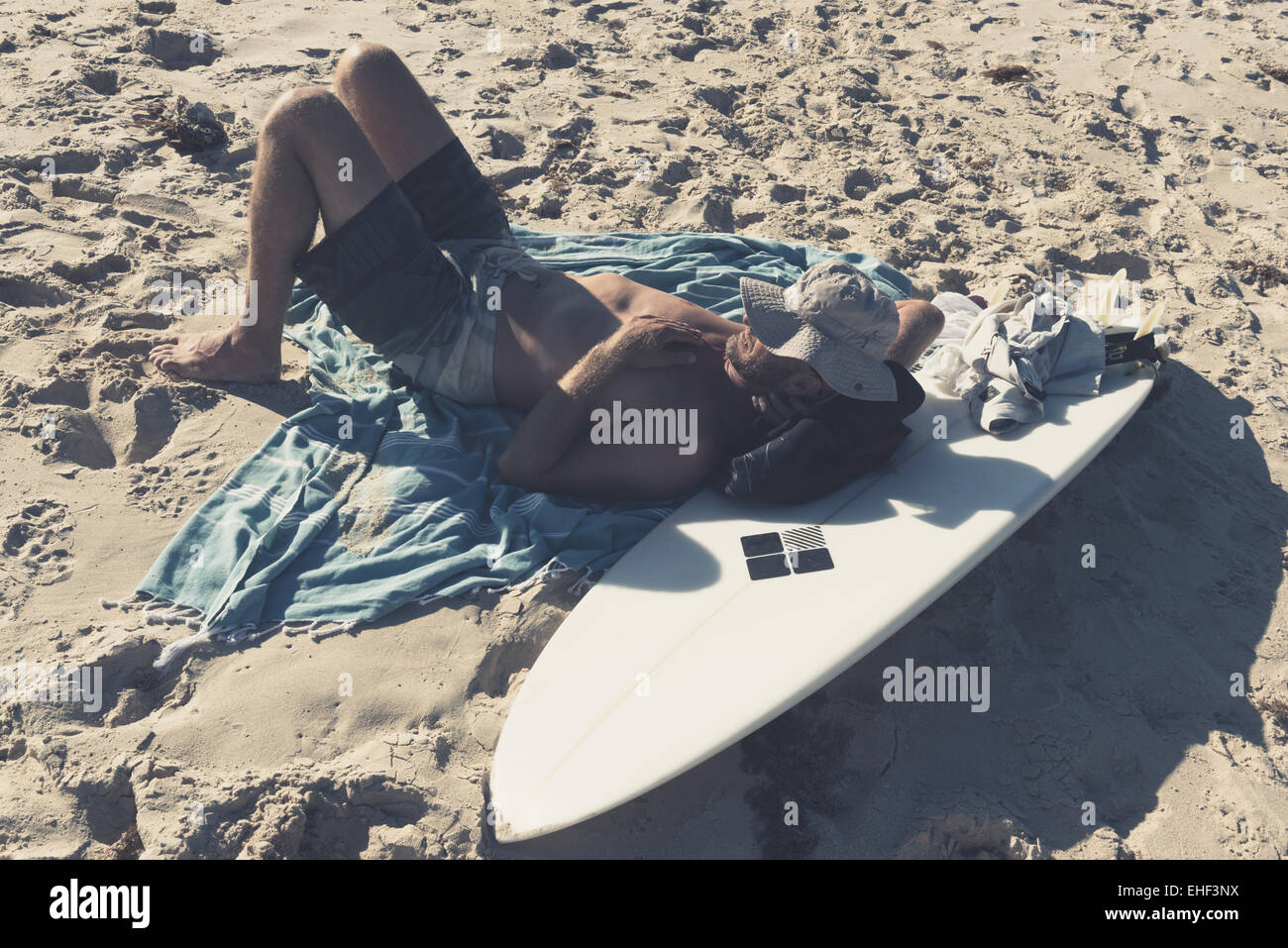 Lazy surfeur. Tarifa, Cadix, Costa de la Luz, Andalousie, espagne. Banque D'Images