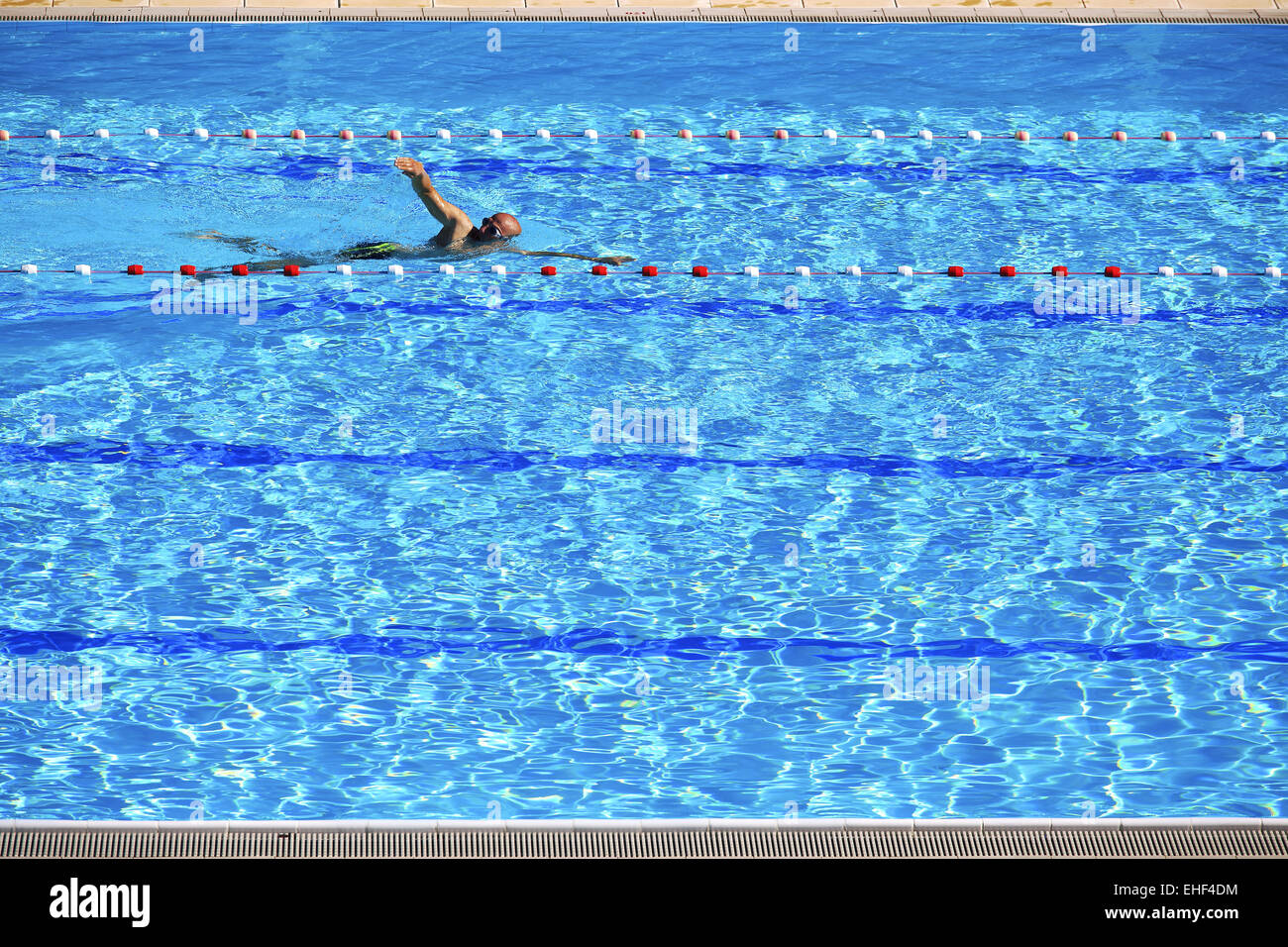 La natation dans piscine extérieure Banque D'Images