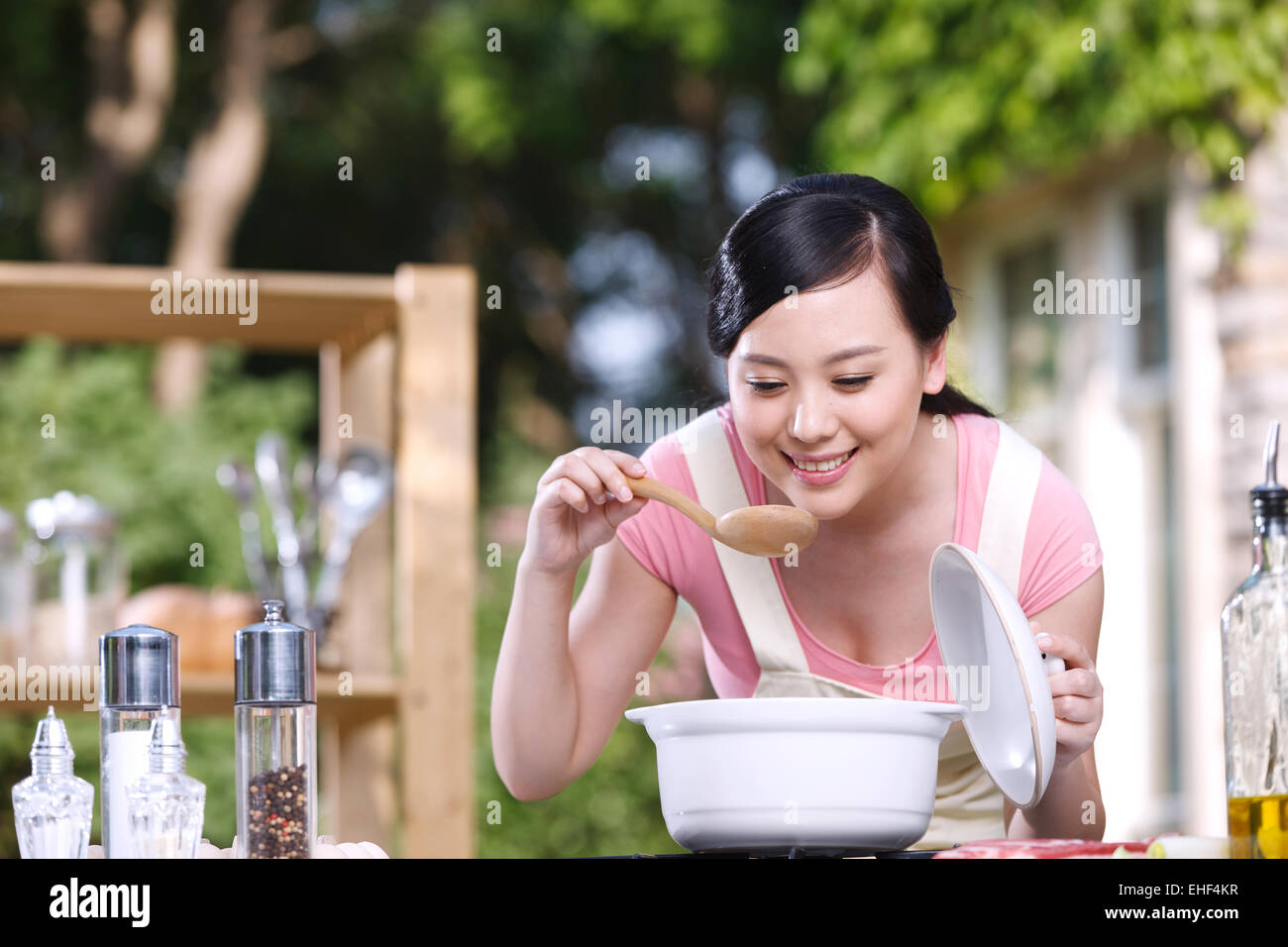 Femmes orientales dans la cuisine extérieure goût la soupe Banque D'Images