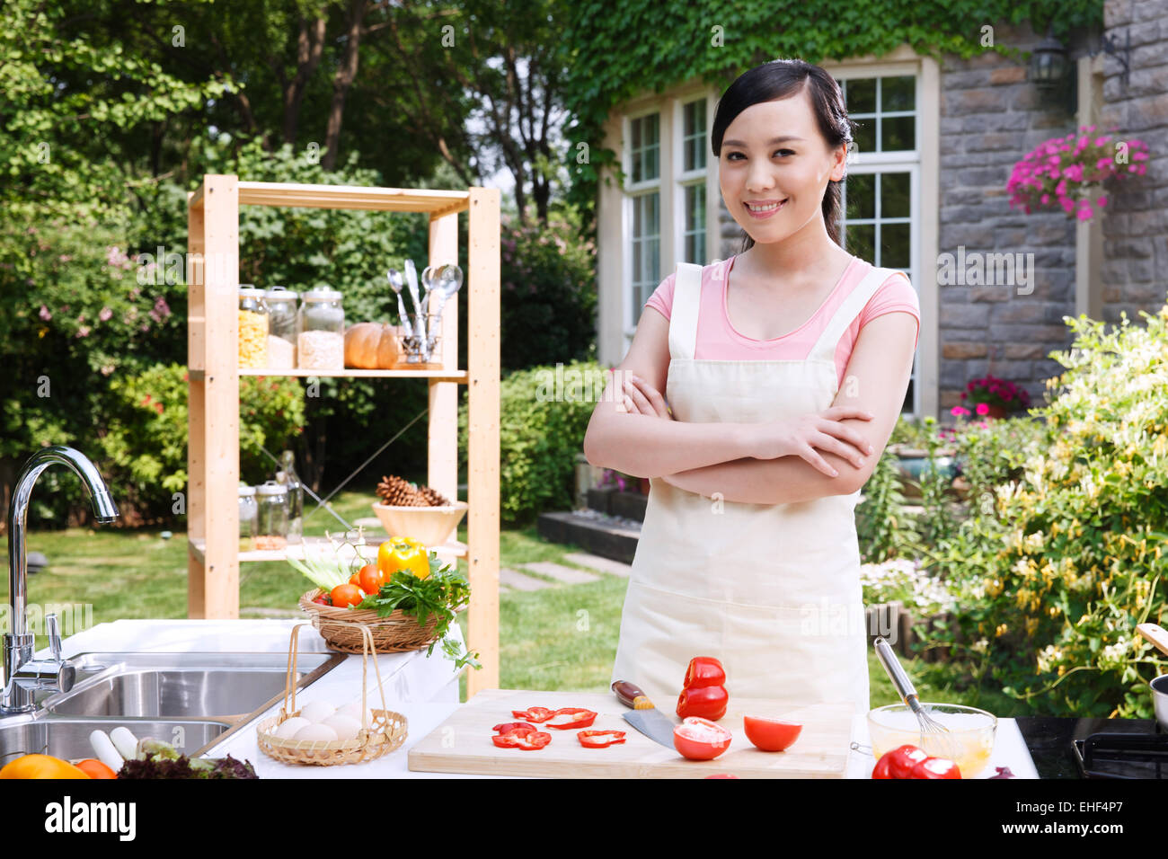 Confiant de femmes orientales dans la cuisine extérieure Banque D'Images