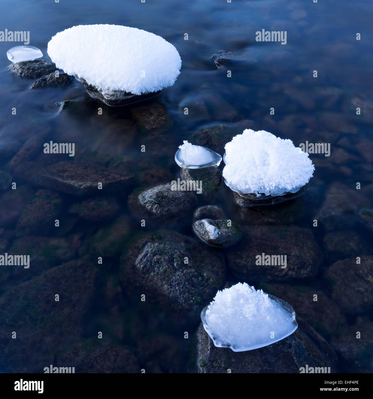 La neige des pierres dans l'eau. Lac Teletskoye, République de l'Altaï, en Russie Banque D'Images