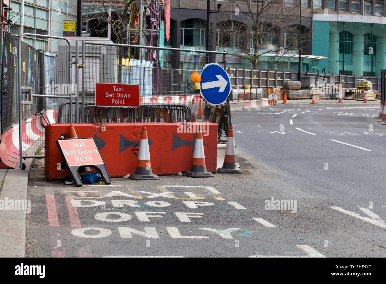 Cônes de trafic et road closed sign in London England Banque D'Images