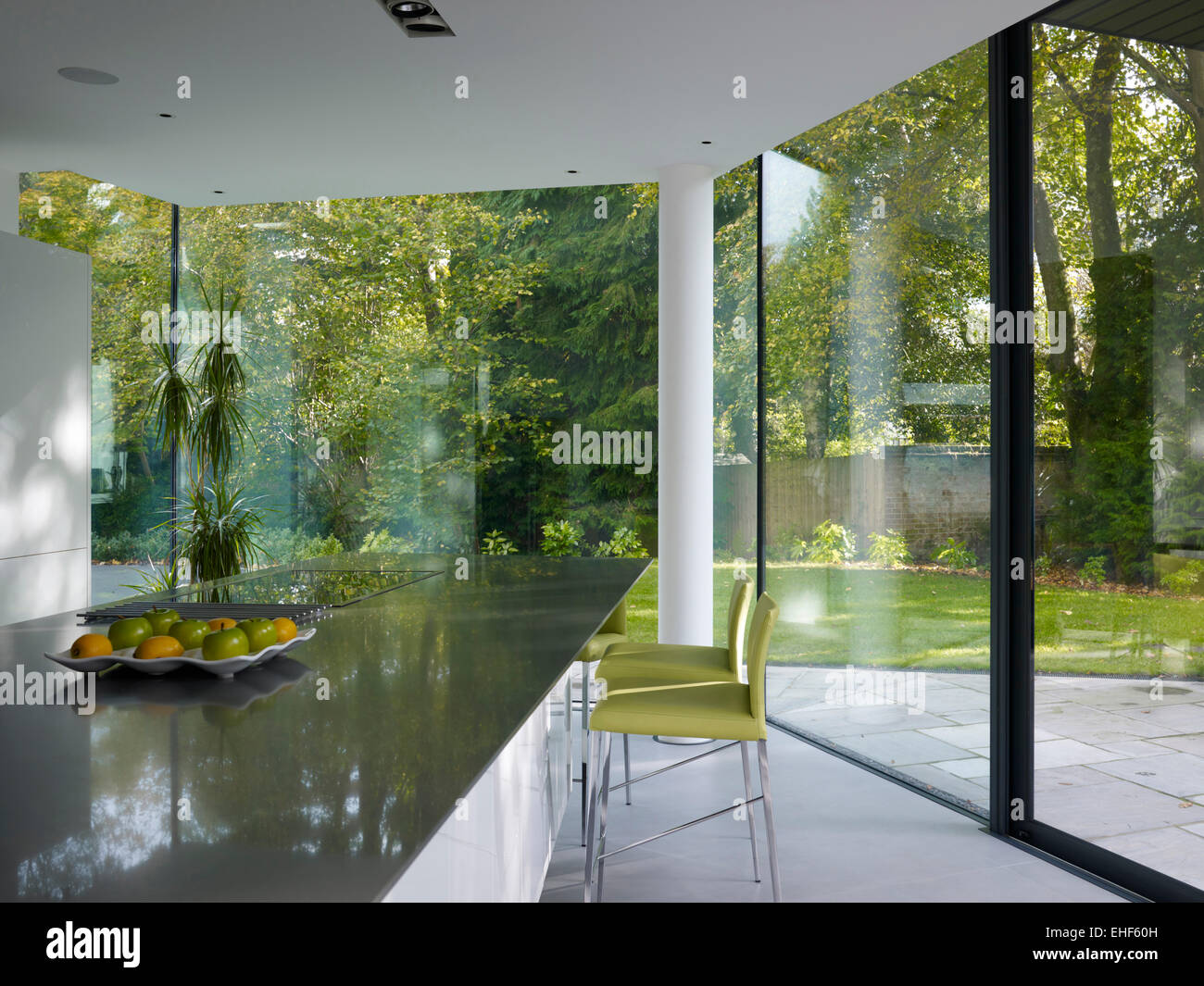 Du sol au plafond moderne des murs de verre dans la cuisine de Cherry Orchard home, UK Banque D'Images