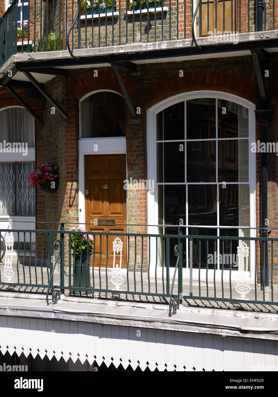 Extérieur avant avec duplex des allées en Kensington Court Mews accueil, UK Banque D'Images