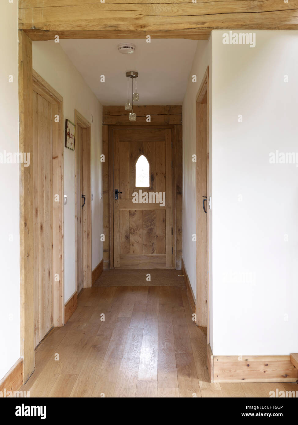 Un couloir avec des portes fermées dans la région de Moon Farm, UK Banque D'Images