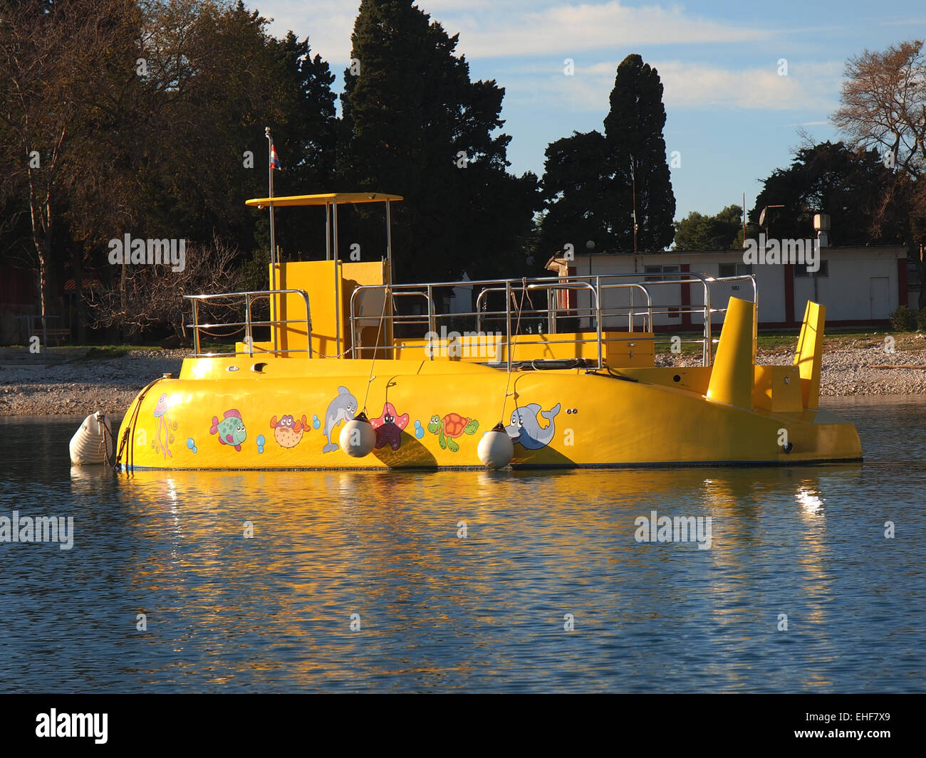 Sous-marin jaune ancrée dans la baie bleue Banque D'Images