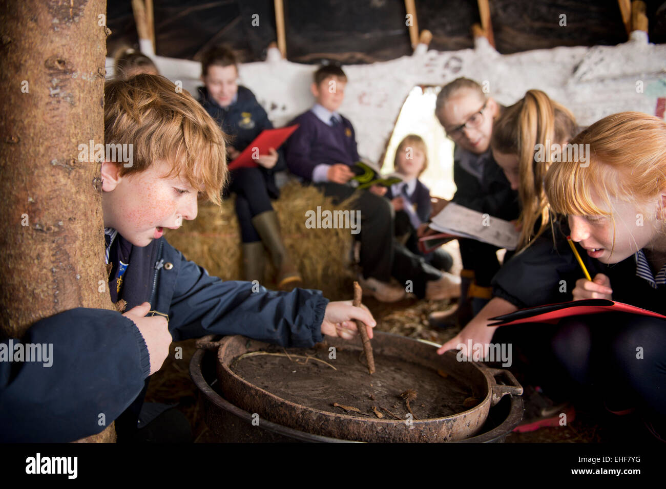 Sidcot School en Winscombe, North Somerset qui est exécuté sur la philosophie Quaker à l'éducation - Année 6 élèves sur le terrain je Banque D'Images