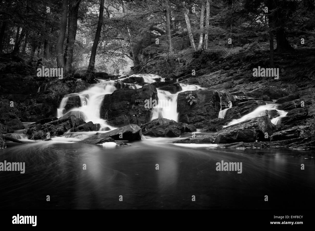 Cascade noire et blanche Banque de photographies et d’images à haute
