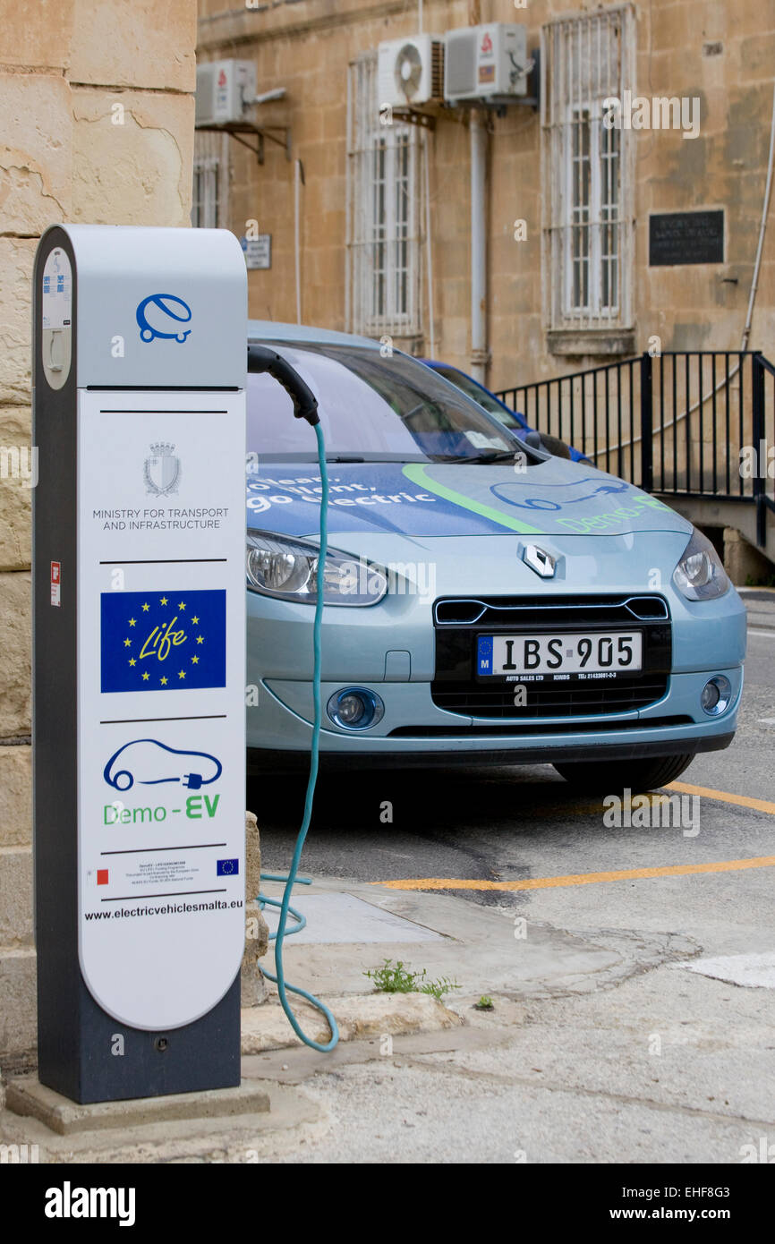 La voiture électrique d'être facturés à un crochet sur le côté d'une route Banque D'Images