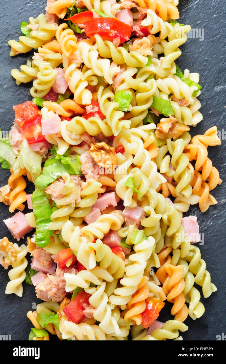 Libre d'une rafraîchissante Salade de pâtes alimentaires sur un fond d'ardoise Banque D'Images