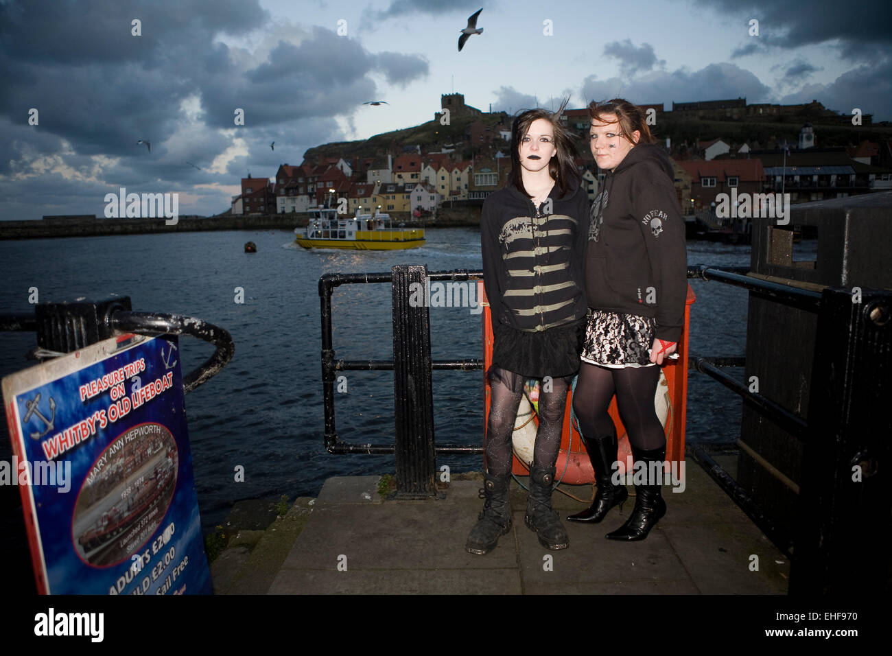 Deux jeunes filles au bord de l'eau à Whitby Goth Weekender Banque D'Images