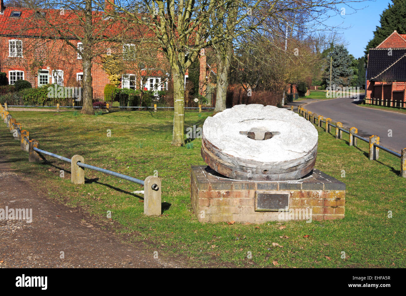 Une vieille meule mémoire par la rivière Green à Bawburgh, Norfolk, Angleterre, Royaume-Uni. Banque D'Images