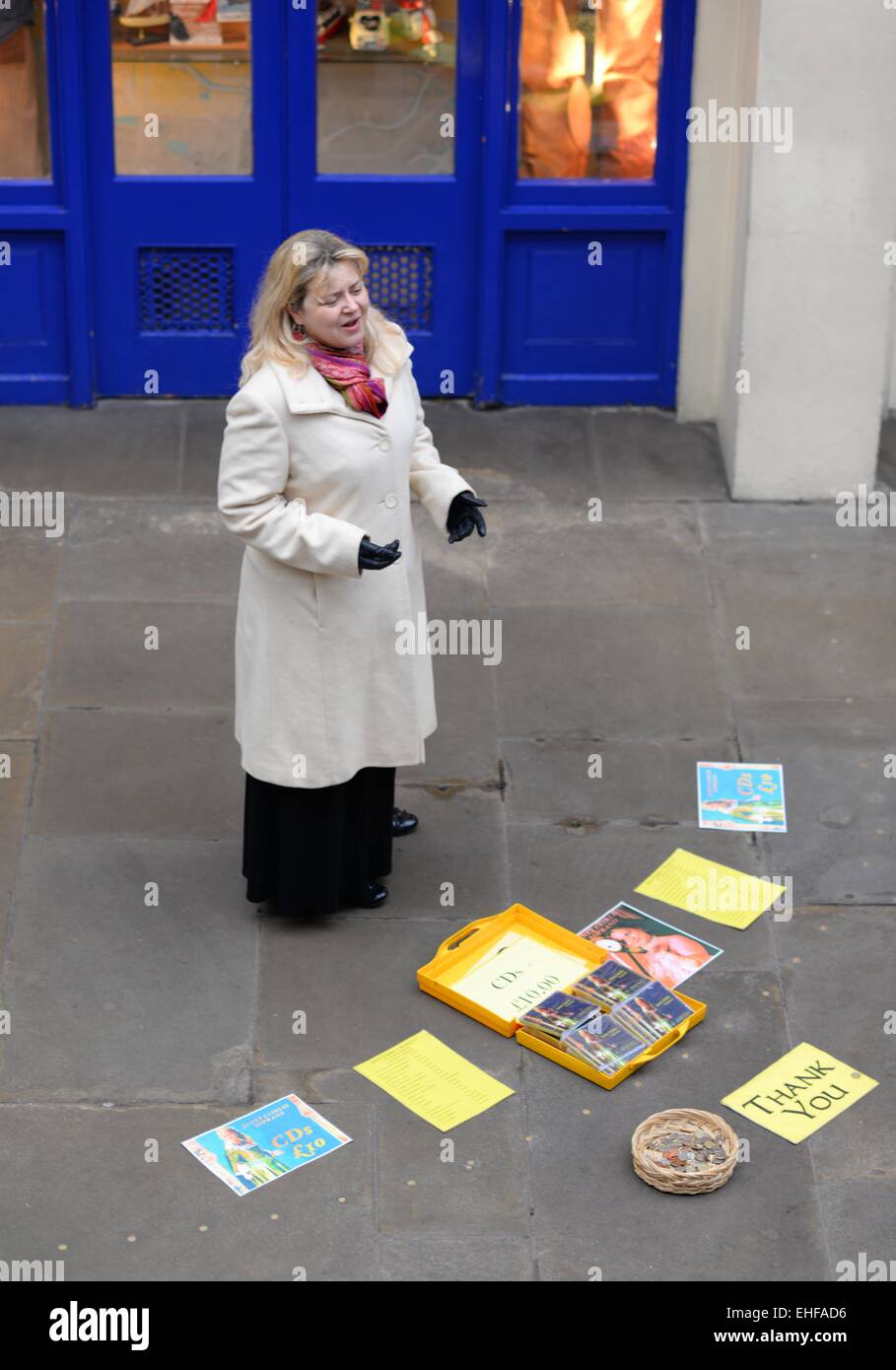 Une chanteuse d'opéra chantant dans le marché intérieur de Covent Garden, Londres. Banque D'Images