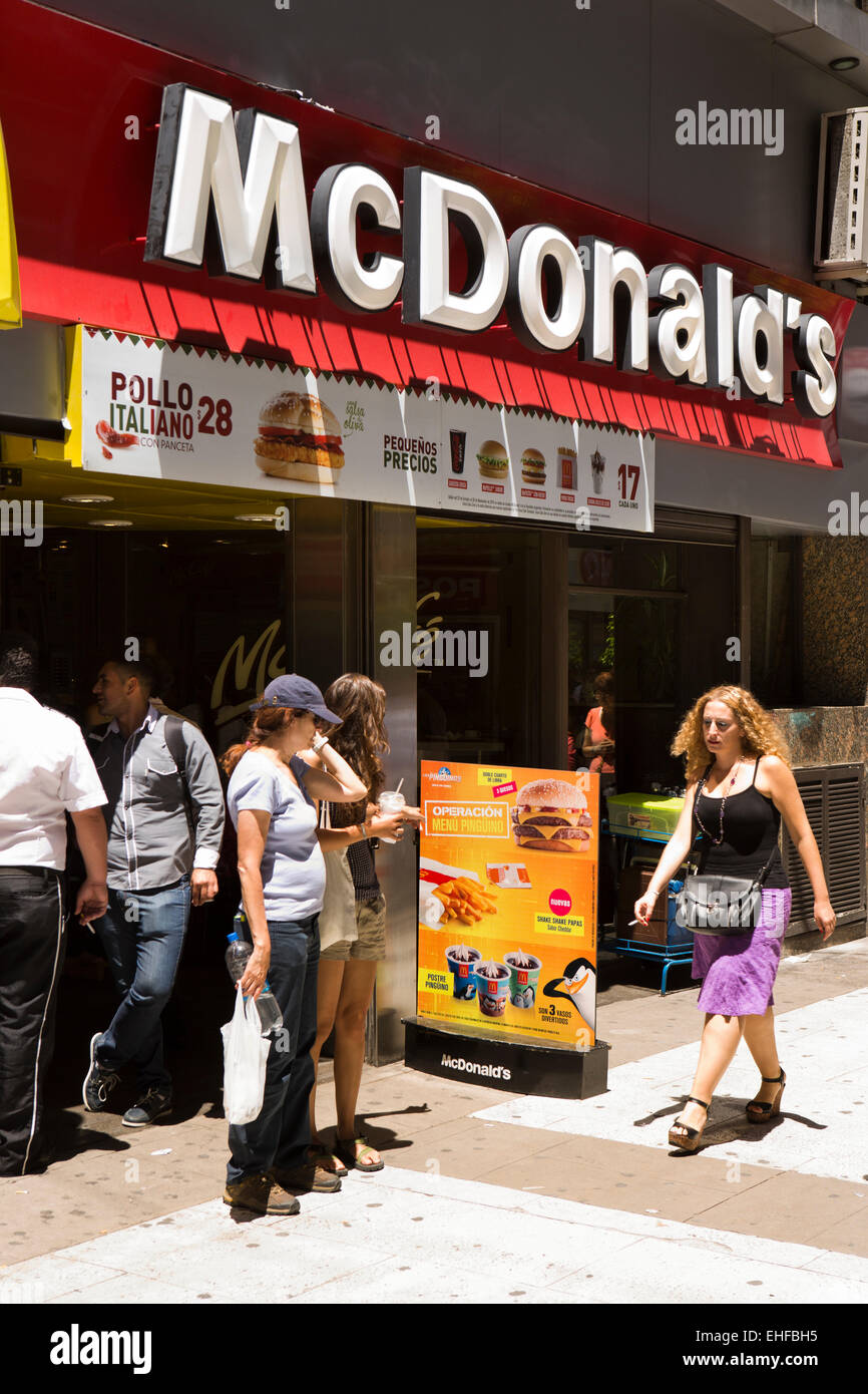 L'ARGENTINE, Buenos Aires, Avenida Florida, les acheteurs en dehors de la restauration rapide MCDONALD'S shop Banque D'Images