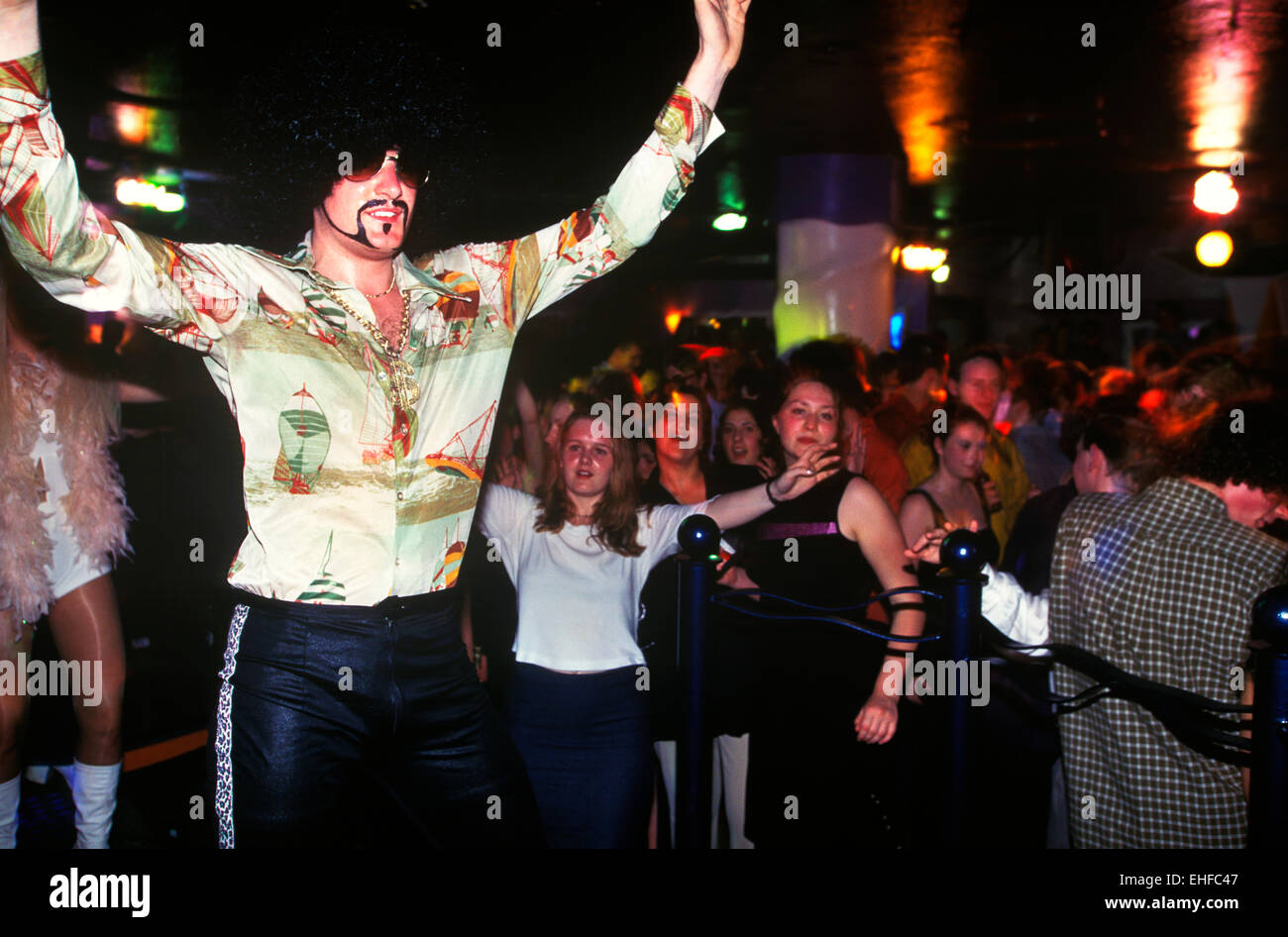 Guy en robe de soirée à une discothèque sur le grand marché de Newcastle. Banque D'Images