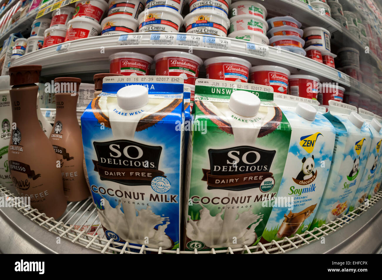 Le lait de coco est vu dans un supermarché réfrigérateur à New York le Mardi, Mars 3, 2015. Malgré les gras saturés, de sucre et de calories les détaillants sont la promotion de la nourriture faite avec l'huile de noix de coco y compris un café Starbucks au produit avec le lait de coco. (© Richard B. Levine) Banque D'Images
