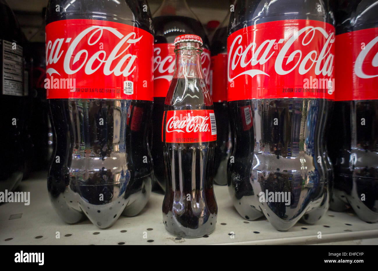 Une marque emblématique bouteille de Coca-Cola sur une étagère de supermarché à New York le lundi, Mars 2, 2015. 2015 est le 100e anniversaire de la bouteille classique et du coke se fête avec 15 nouvelles publicités mettant en vedette la bouteille et d'une exposition à la High Museum of Art d'Atlanta. (© Richard B. Levine) Banque D'Images