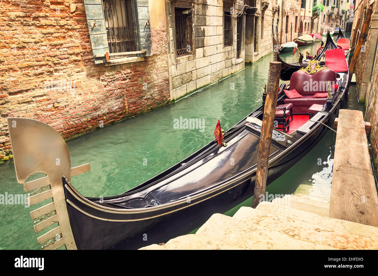 Petit canal avec télécabine stationné à Venise, Italie, attendent les touristes. Vieux bâtiments médiévaux et amarré boats dans une rangée. Banque D'Images