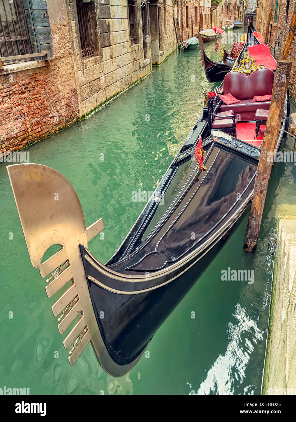 Petit canal avec télécabine stationné à Venise, Italie, attendent les touristes. Vieux bâtiments médiévaux et amarré boats dans une rangée. Banque D'Images