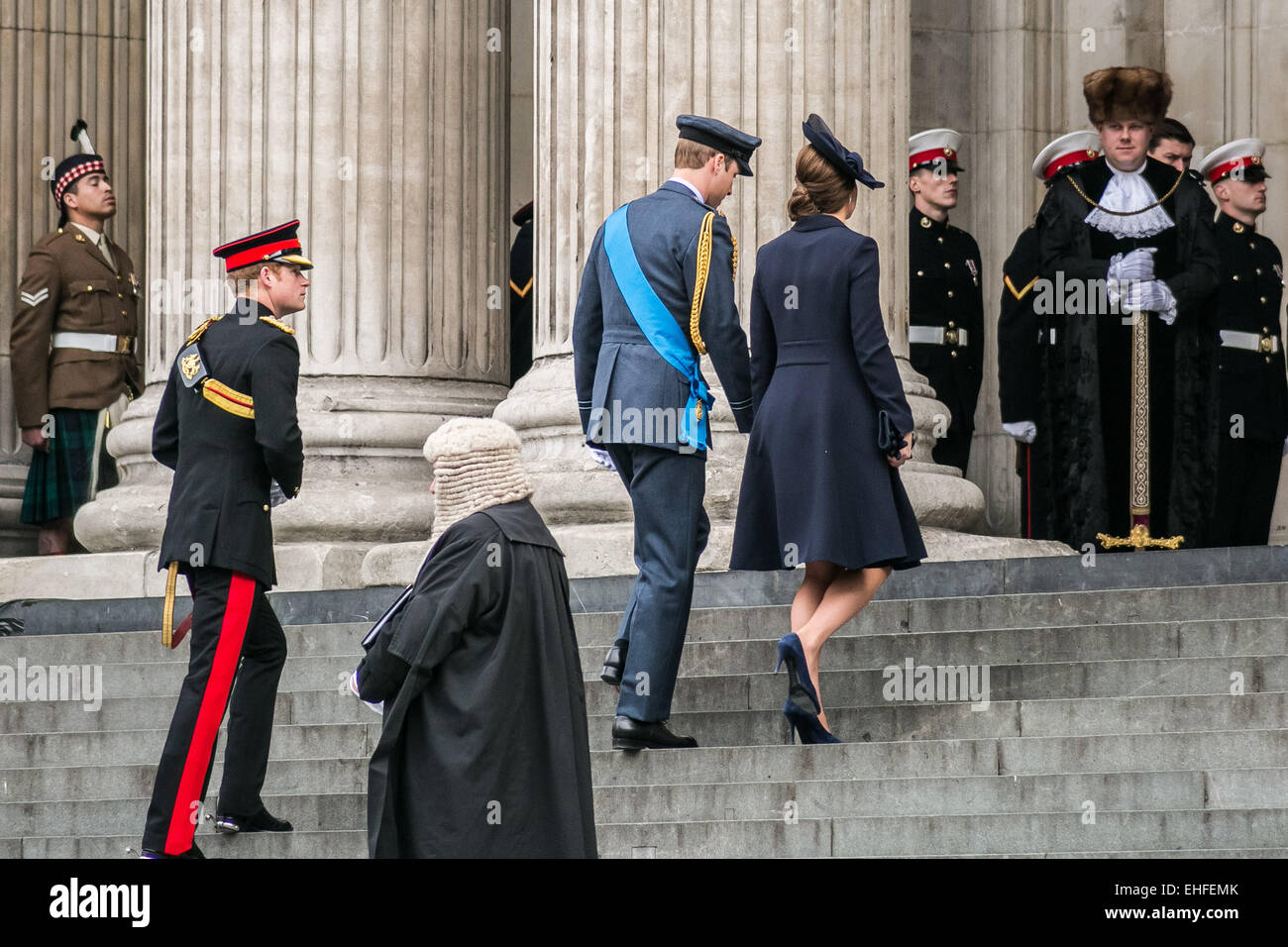 Londres, Royaume-Uni. 13 mars, 2015. Le prince William, Kate Middleton et le prince Harry arriver pour l'Afghanistan commémoration à la Cathédrale St Paul Crédit : Guy Josse/Alamy Live News Banque D'Images