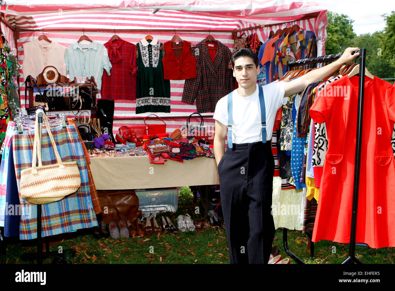 Guy at a market stall à Crystal Palace festival Overground Août 2011. Banque D'Images