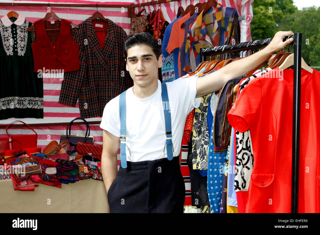 Guy at a market stall à Crystal Palace festival Overground Août 2011. Banque D'Images