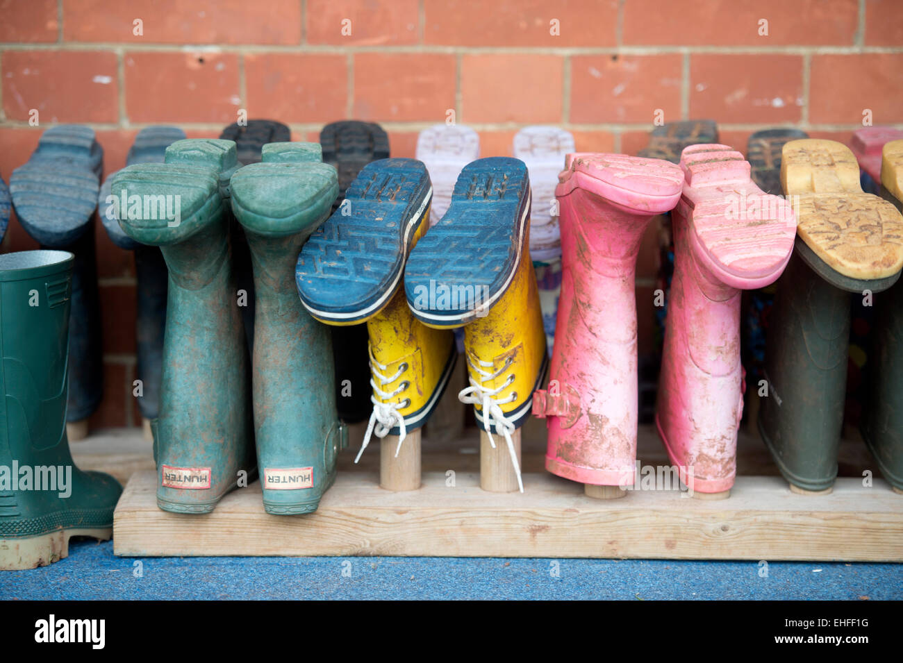 Sidcot School en Winscombe, North Somerset qui est exécuté sur la philosophie Quaker à l'éducation - Détail de children's wellies UK Banque D'Images