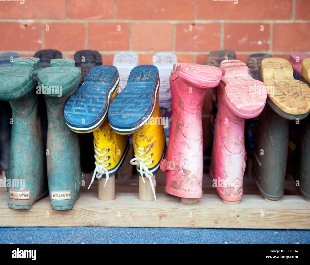 Sidcot School en Winscombe, North Somerset qui est exécuté sur la philosophie Quaker à l'éducation - détail de children's wellies UK Banque D'Images