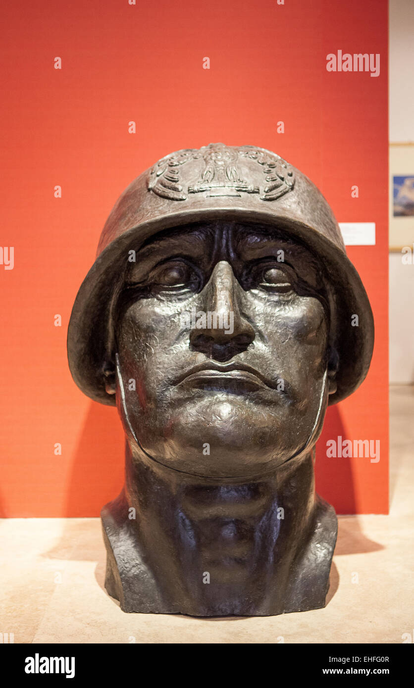 Tête en bronze de Benito Mussolini le port casque fasciste Banque D'Images