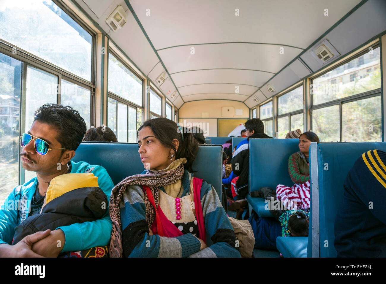 Un jeune couple indien et de l'enfant sur le chemin de fer Kalka-Shimla, Himachal Pradesh, Inde Banque D'Images