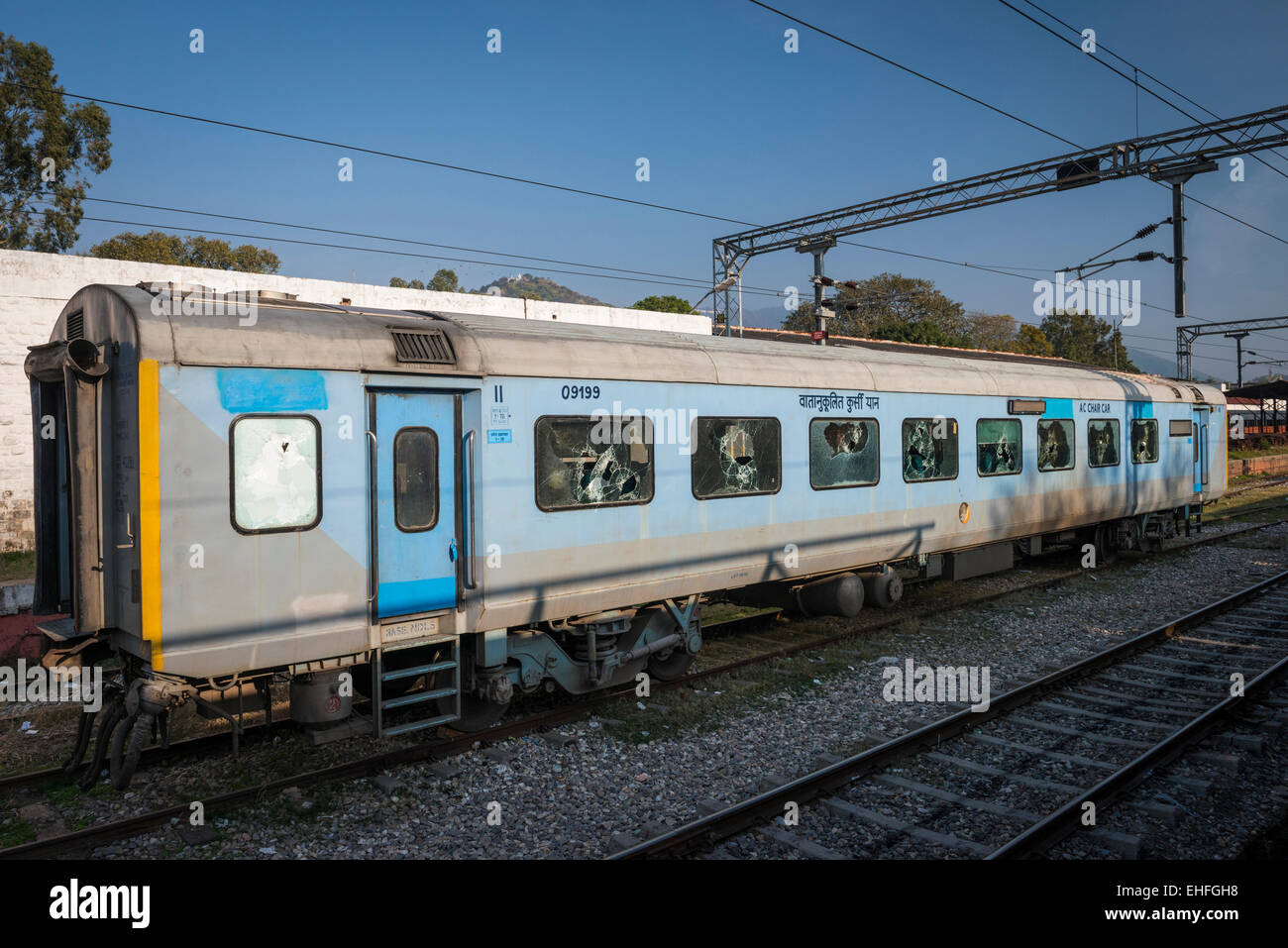 Train avec brisé des fenêtres à Chandigarh, l'Haryana et le Pendjab, en Inde Banque D'Images