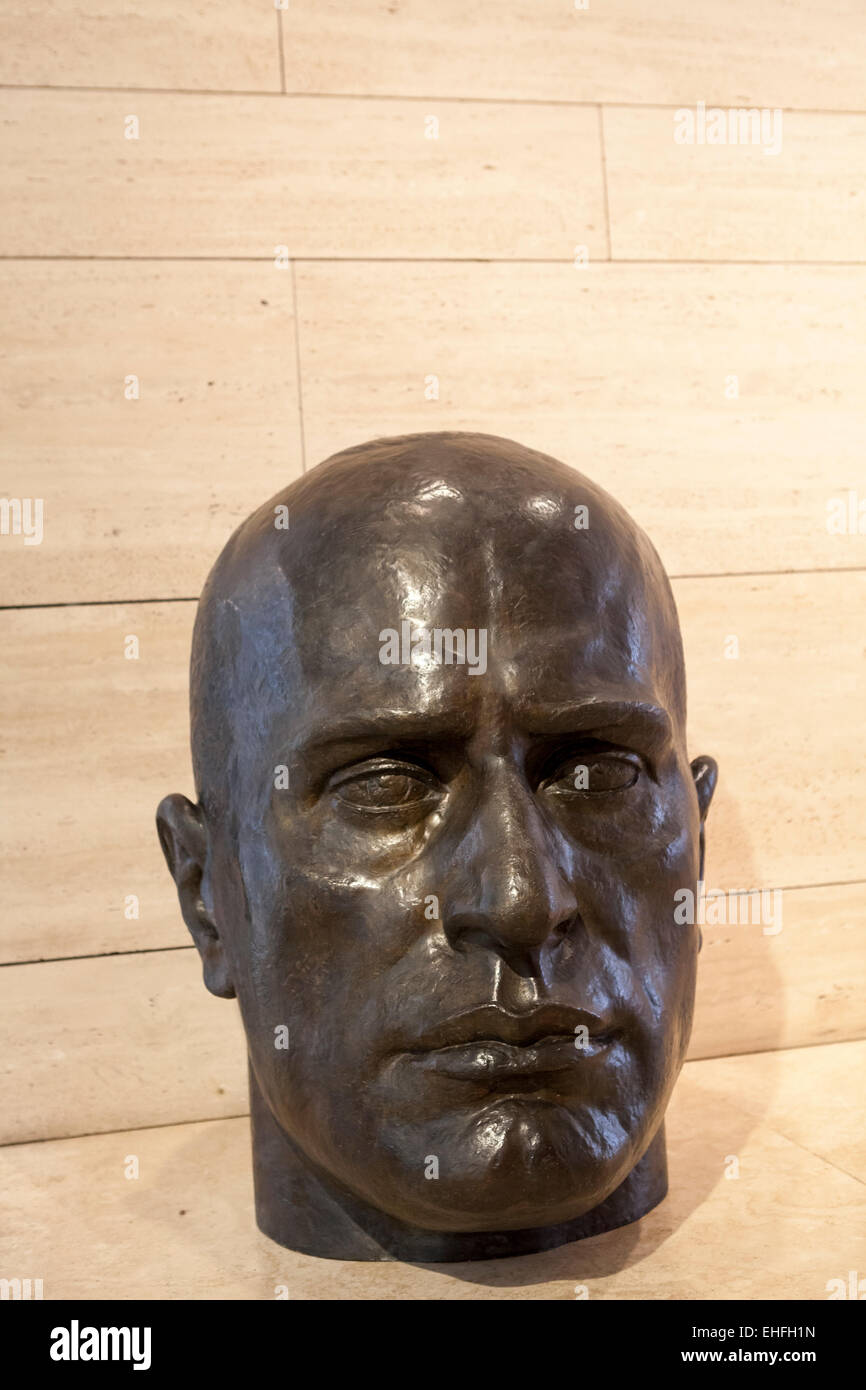 Grande tête en bronze de Mussolini Banque D'Images