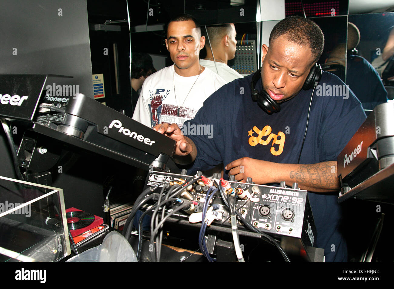 DJ Premier avec Jarren à Kaberet à Londres. Banque D'Images