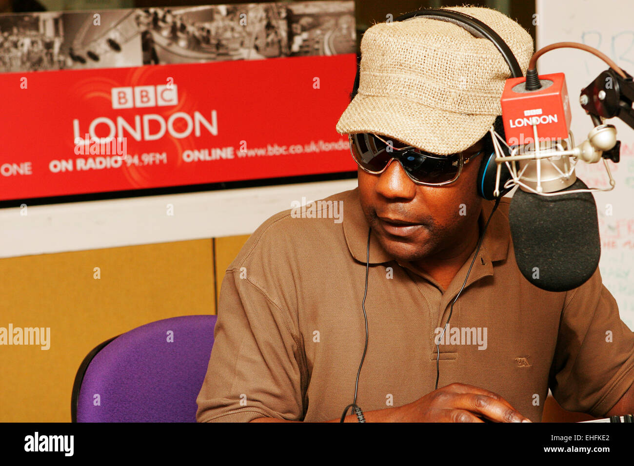 Norman Jay la présentation de son émission de radio 45 géant sur BBC Radio  Londres Photo Stock - Alamy