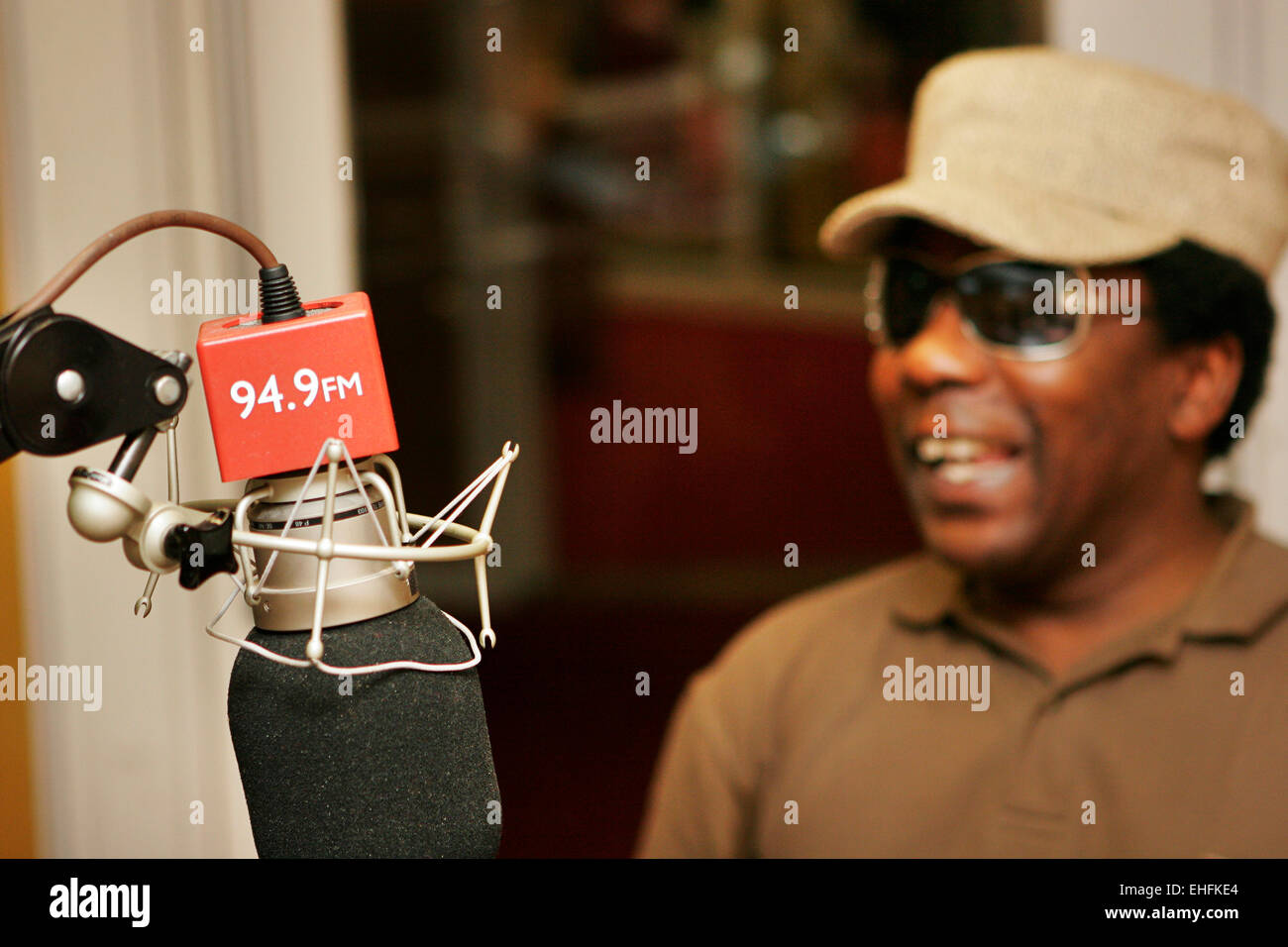 Norman Jay la présentation de son émission de radio 45 géant sur BBC Radio Londres. Banque D'Images