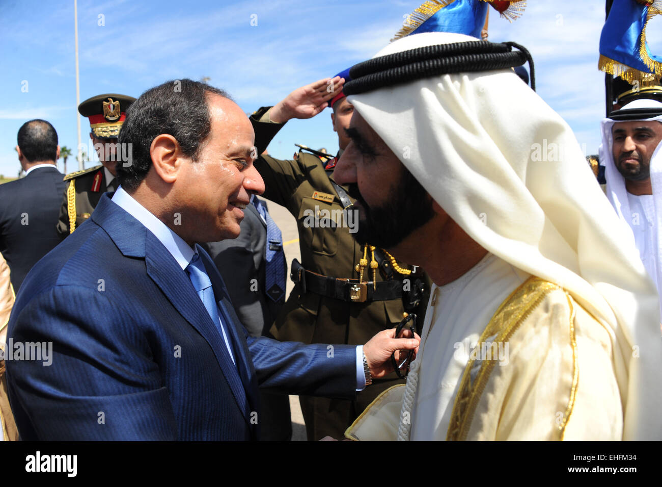 13 mars 2015 - Sharm El Sheikh, Charm el-Cheikh, Égypte - un document photo publié par la présidence égyptienne montre le président égyptien Abdel Fattah al-Sisi, Emirats Arabes Unis Accueil Premier ministre et dirigeant de Dubaï, Cheikh Mohammed bin Rashid Al Maktoum, à son arrivée à assister à la Conférence sur le développement économique de l'Égypte il à Charm el-Cheikh, le 13 mars 2015. La conférence d'ouverture, vendredi, le gouvernement est un endroit de prédilection pour montrer que le pays est prêt pour les affaires. Le président Abdel-Fattah al-Sissi a pris une grande partie de sa légitimité sur la fixation d'une économie profondément endommagé par quatre ans de tu Banque D'Images