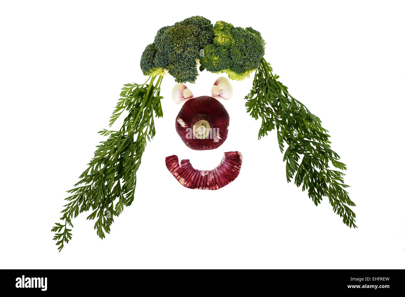 Funny face avec variété de légumes isolé sur fond blanc Banque D'Images