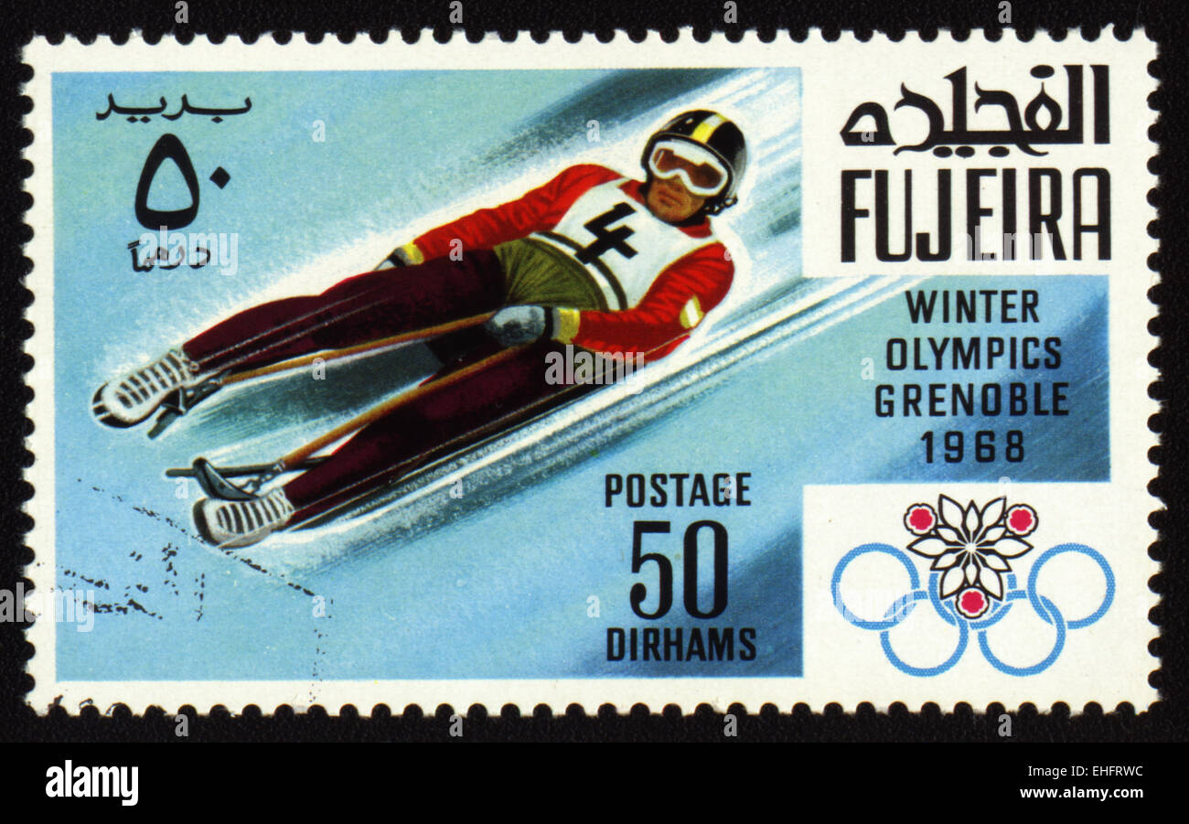 Timbre-poste de Fujeira montre Jeux Olympiques d'hiver de Grenoble 1968. Descente de luge Banque D'Images