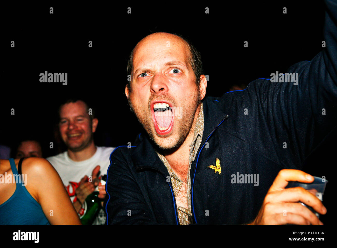 Guy cheering at Central Festival Croix TDK 2007 à toile de Kings Cross à Londres. Banque D'Images