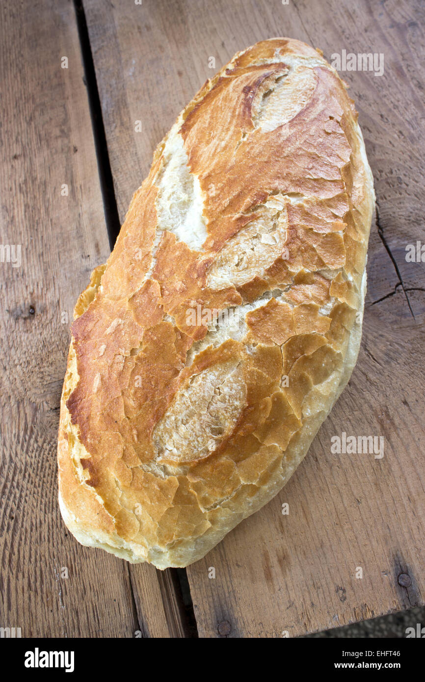 Du pain sur la vieille table en bois Banque D'Images