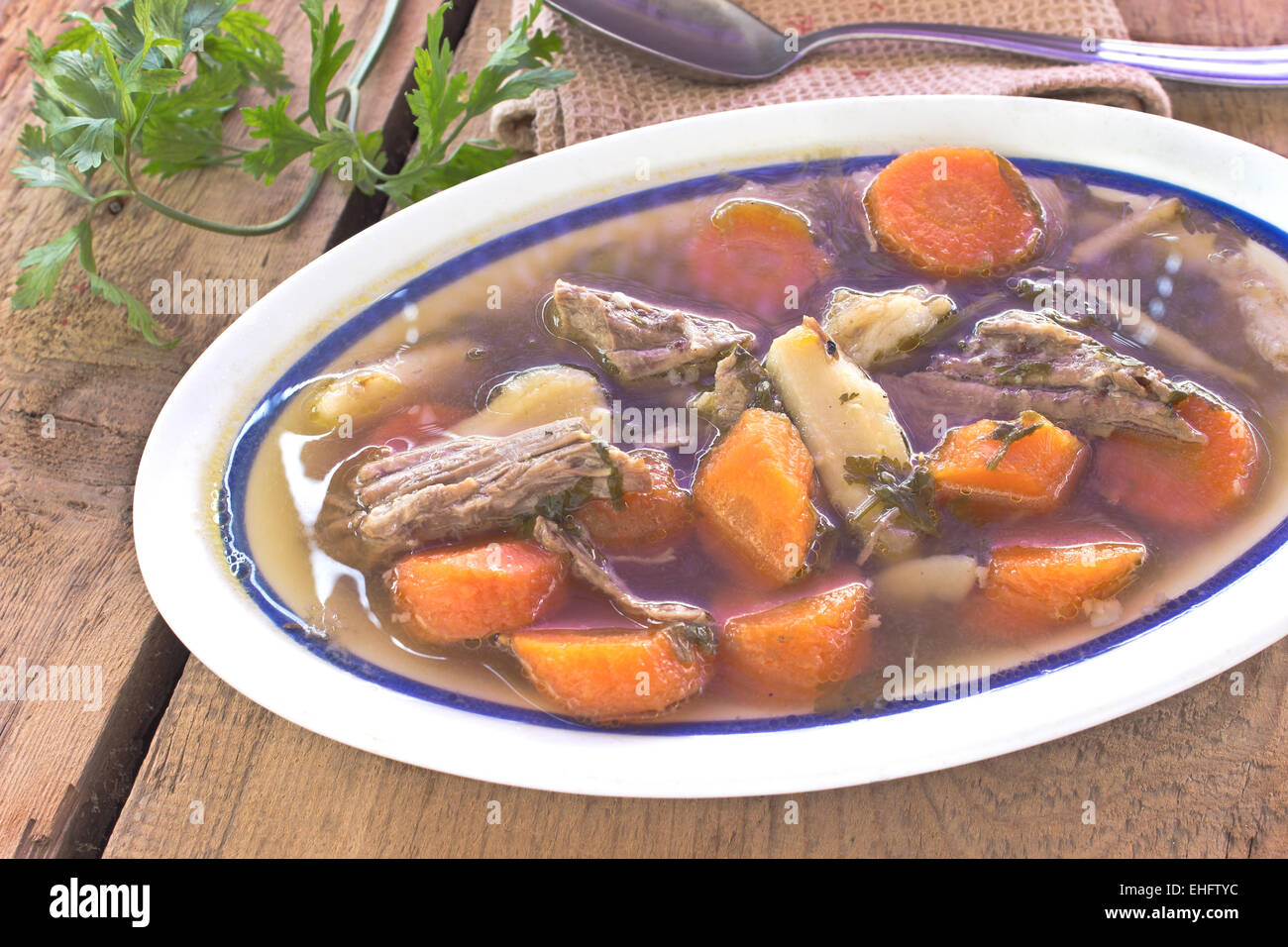 Bol de soupe boeuf et légumes sur fond de bois Banque D'Images