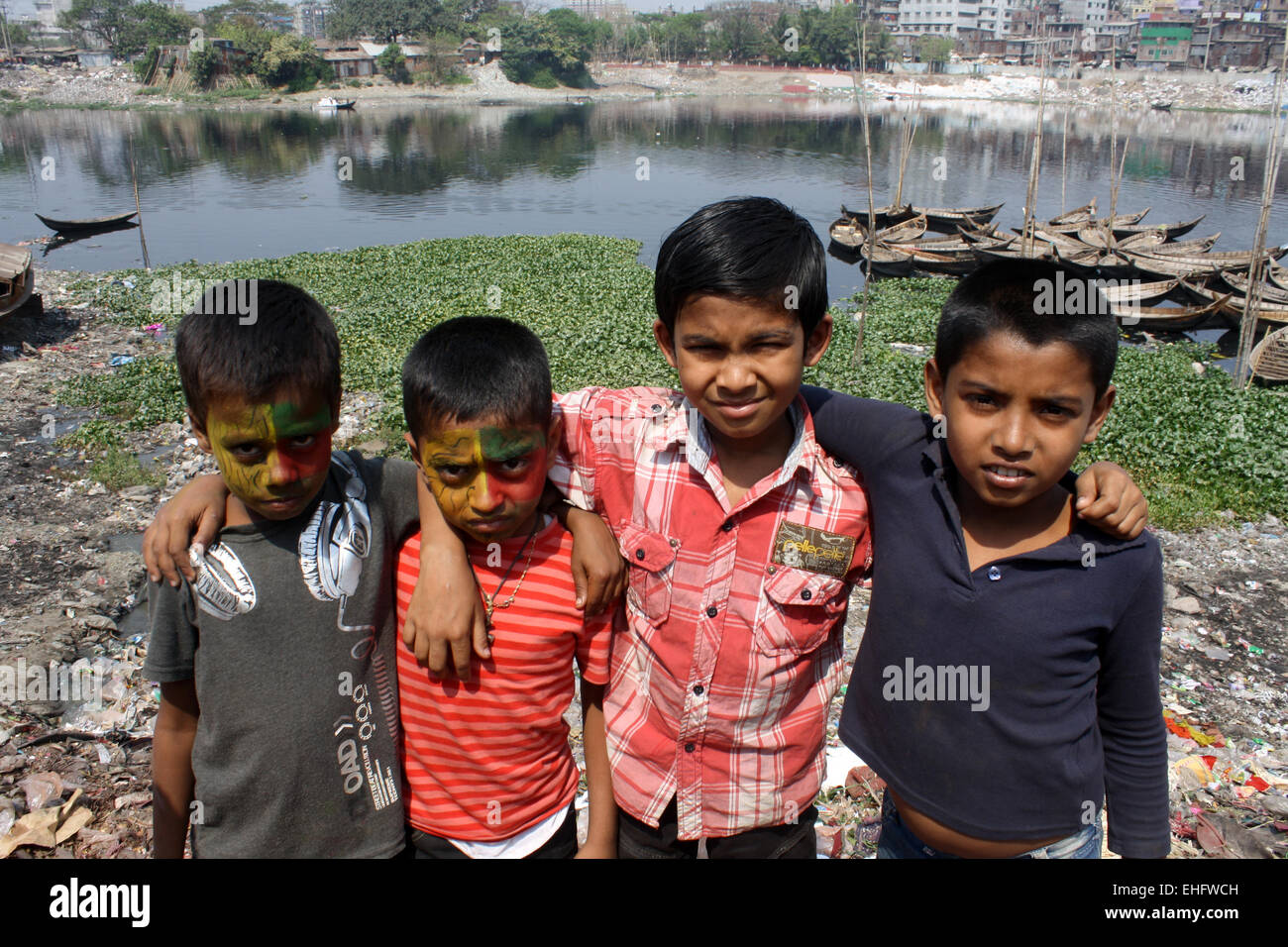 Dhaka, Bangladesh. 13Th Mar, 2015. Portrait de Riverside enfant. La pollution de l'eau dans la rivière Buriganga a atteint des niveaux alarmants. Mamunur Rashid/crédit : Alamy Live News Banque D'Images